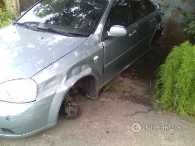 В Киеве воры "разули" припаркованный автомобиль: фотофакт