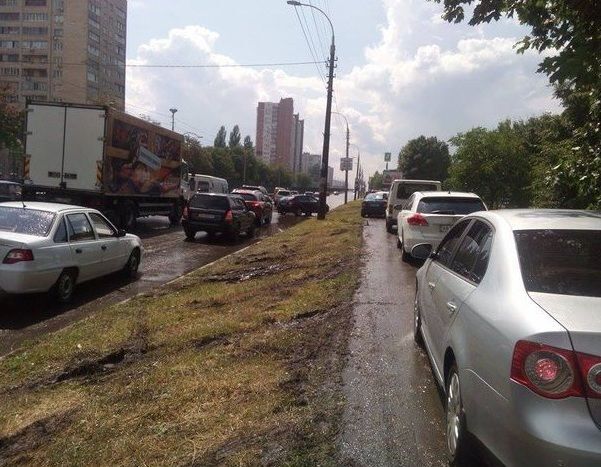 Из-за сильного ливня в Киеве затопило дороги: фотофакт