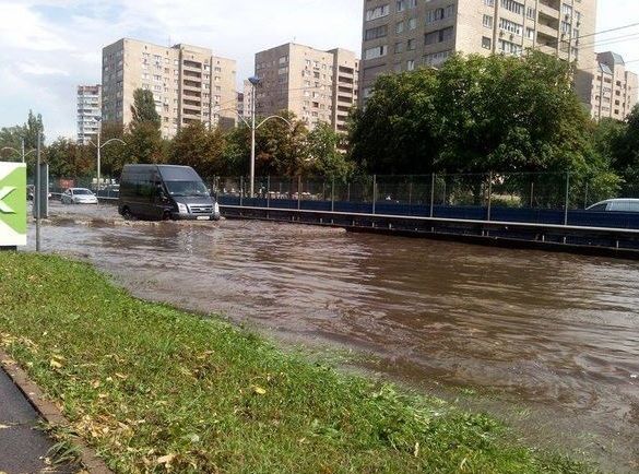 Через сильну зливу в Києві затопило дороги: фотофакт