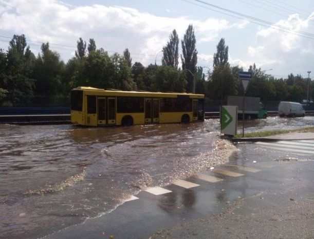 Через сильну зливу в Києві затопило дороги: фотофакт
