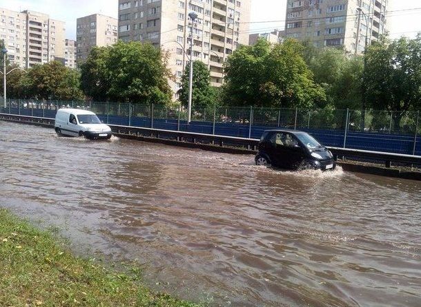 Через сильну зливу в Києві затопило дороги: фотофакт