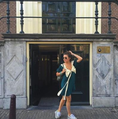 Жанна Бадоева обожает кроссовки: стильные образы звезды со съемок