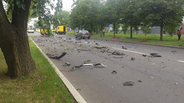 У Донецьку посеред дороги вибухнуло авто із жінкою всередині: опубліковані фото