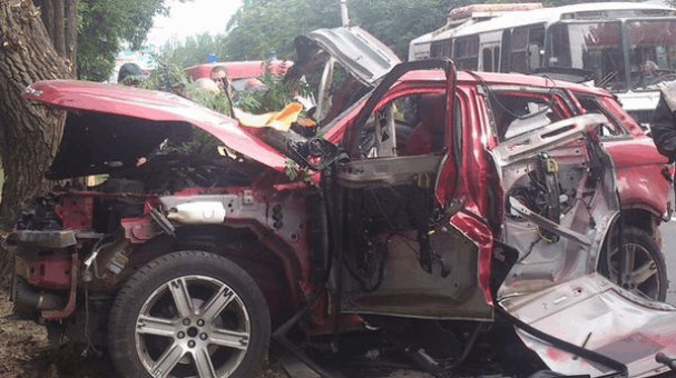В Донецке посреди дороги взорвалось авто с женщиной внутри: опубликованы фото