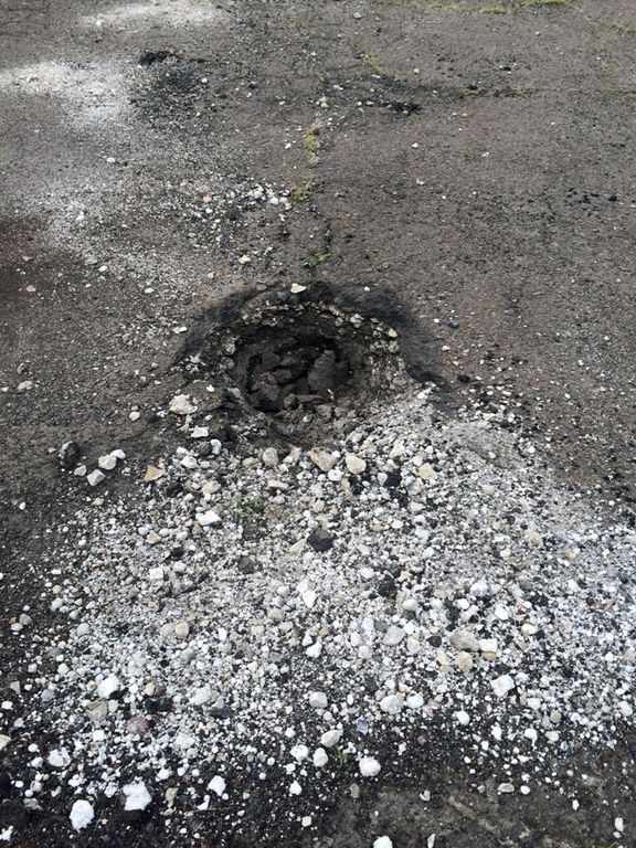 "Гради" прилетіли: в мережі показали фото обстрілу школи в Трьохізбенці