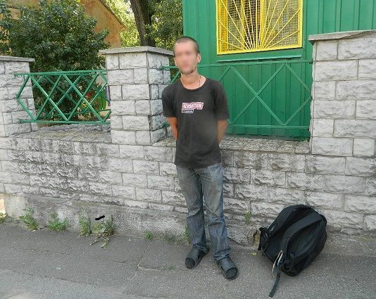 У Києві затримали грабіжника з гранатою і битою