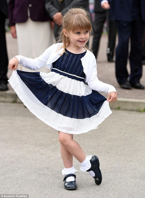 4-летняя девочка растрогала принца Чарльза и Камиллу очаровательным реверансом