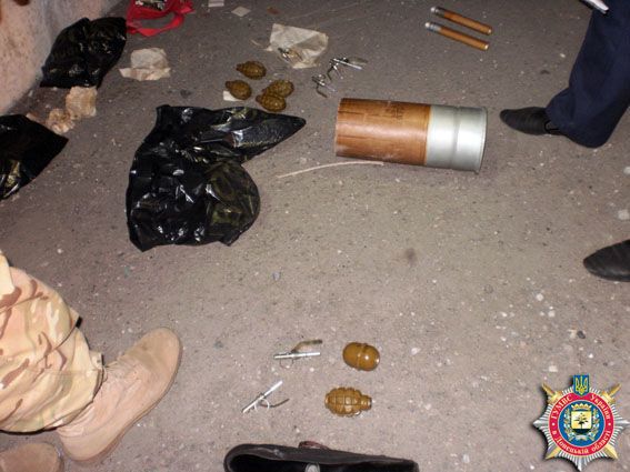 На Донбассе у волонтеров при обыске нашли арсенал оружия: фотофакт