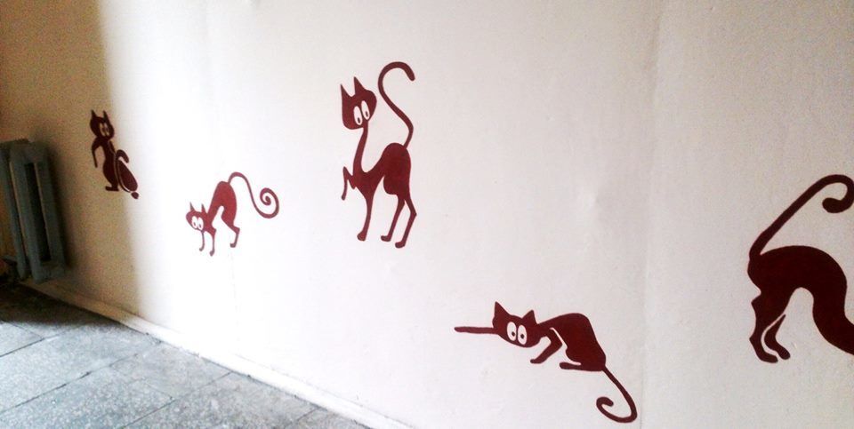 Киевлянка разрисовала стены в высотке котиками: фотофакт