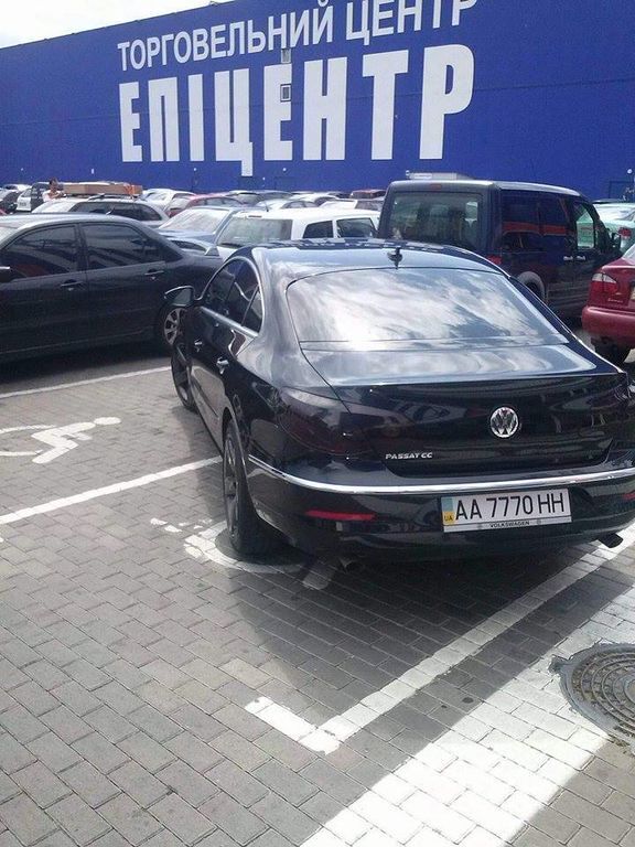 В Киеве "герой парковки" притворился двойным инвалидом