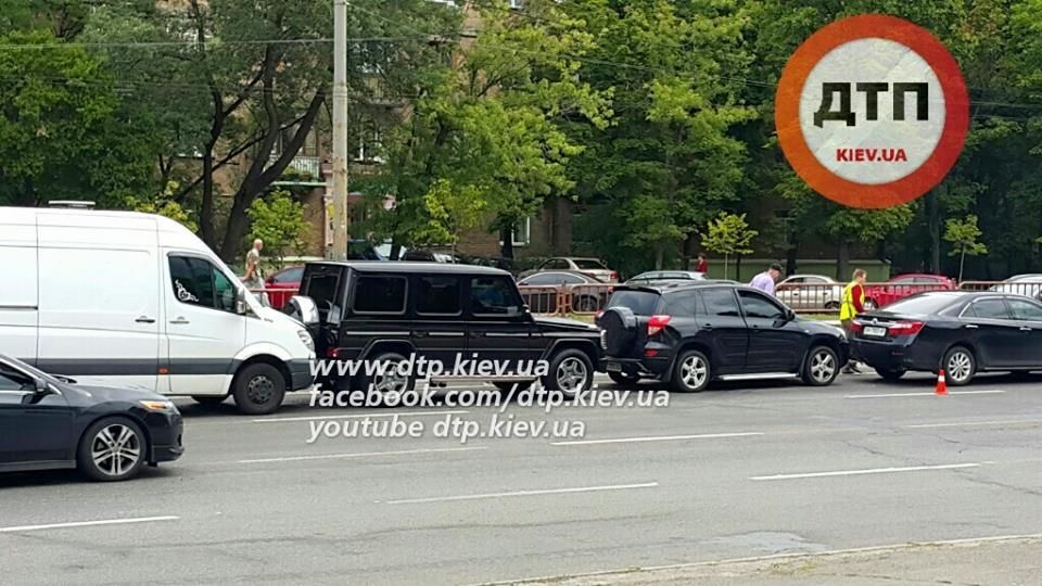 В Киеве "паровозиком" столкнулись пять автомобилей: фотофакт