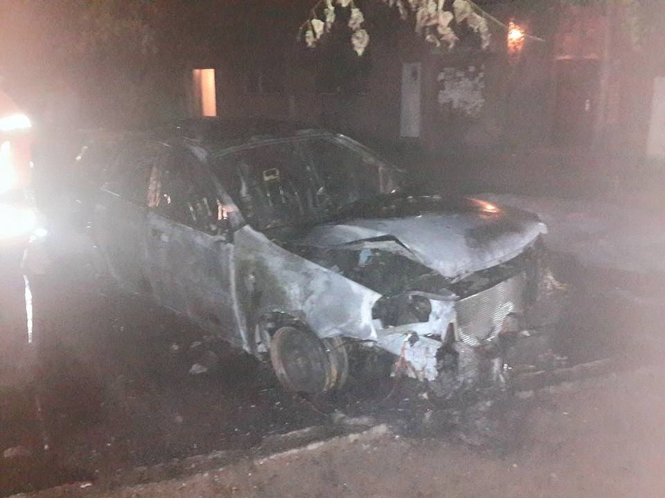 Переполох в Ужгороде: очевидцы сообщили о стрельбе и сгоревших авто. Фото и видео с места ЧП