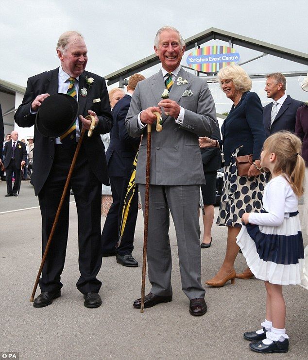 4-летняя девочка растрогала принца Чарльза и Камиллу очаровательным реверансом