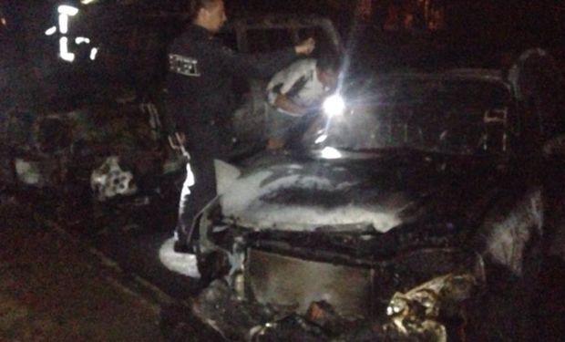 Переполох в Ужгороді: очевидці повідомили про стрілянину і згорілі авто. Фото і відео з місця НП