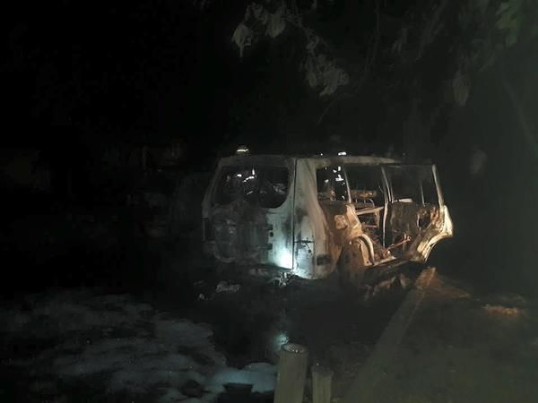 Переполох в Ужгороді: очевидці повідомили про стрілянину і згорілі авто. Фото і відео з місця НП
