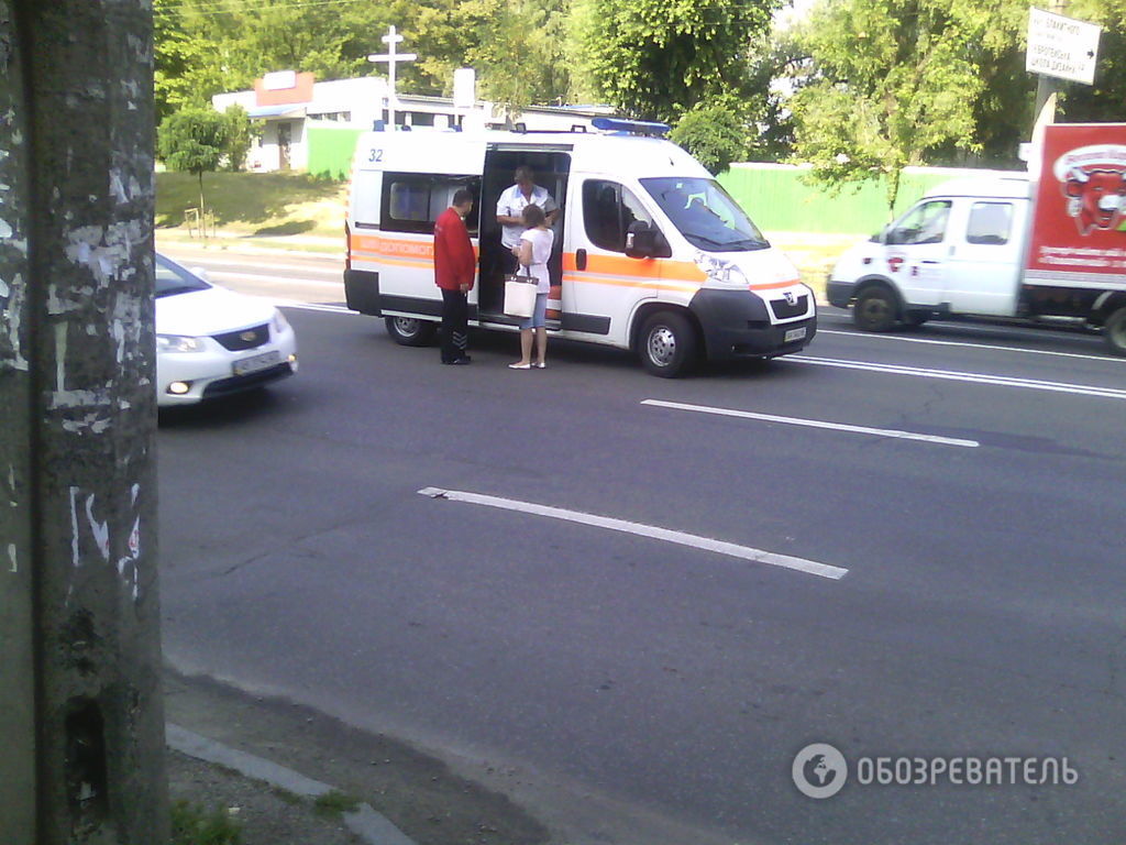 В Киеве автомобиль сбил подростка на пешеходном переходе: фотофакт