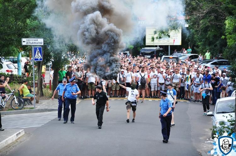 Ультрас "Динамо" влаштували в Одесі грандіозний марш: яскраві фото