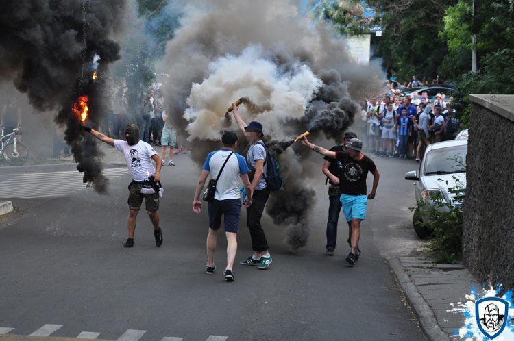 Ультрас "Динамо" влаштували в Одесі грандіозний марш: яскраві фото