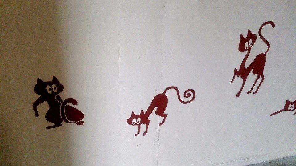 Киевлянка разрисовала стены в высотке котиками: фотофакт