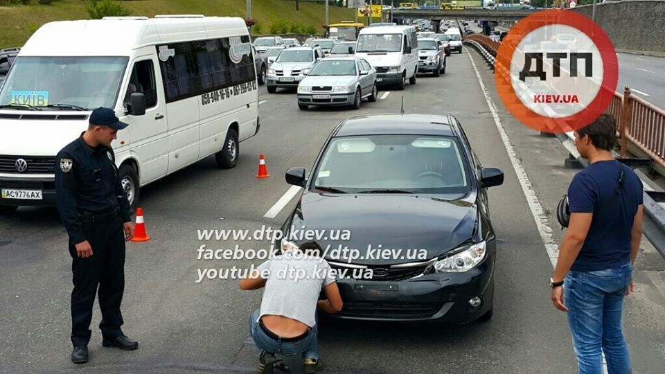 У Києві "паровозиком" зіткнулися п'ять автомобілів: фотофакт