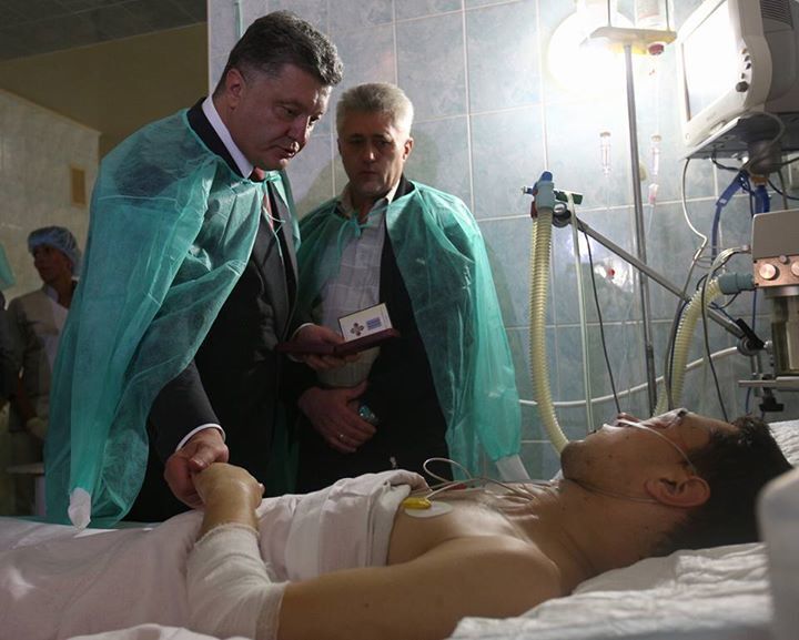 Порошенко наградил пострадавших от теракта во Львове милиционеров