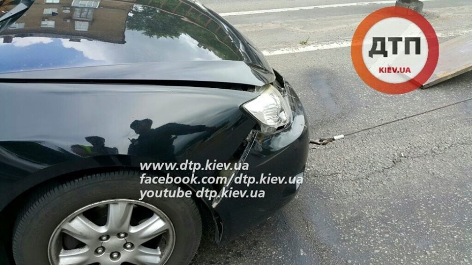 У Києві "паровозиком" зіткнулися п'ять автомобілів: фотофакт
