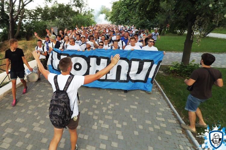 Ультрас "Динамо" влаштували в Одесі грандіозний марш: яскраві фото