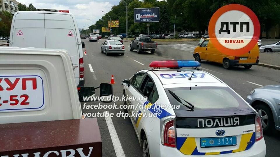 В Киеве "паровозиком" столкнулись пять автомобилей: фотофакт