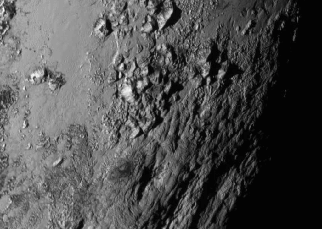 Появился первый снимок поверхности Плутона: фотофакт