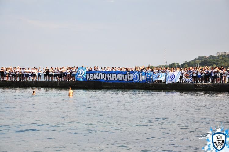 Ультрас "Динамо" влаштували в Одесі грандіозний марш: яскраві фото