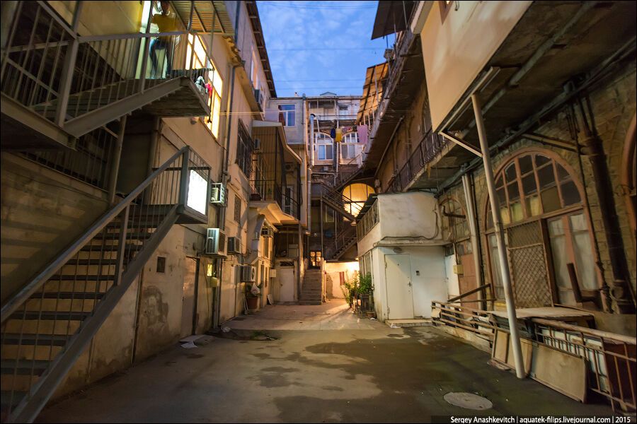 Улицы ночного Баку