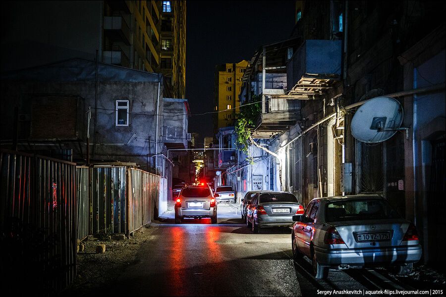 Улицы ночного Баку
