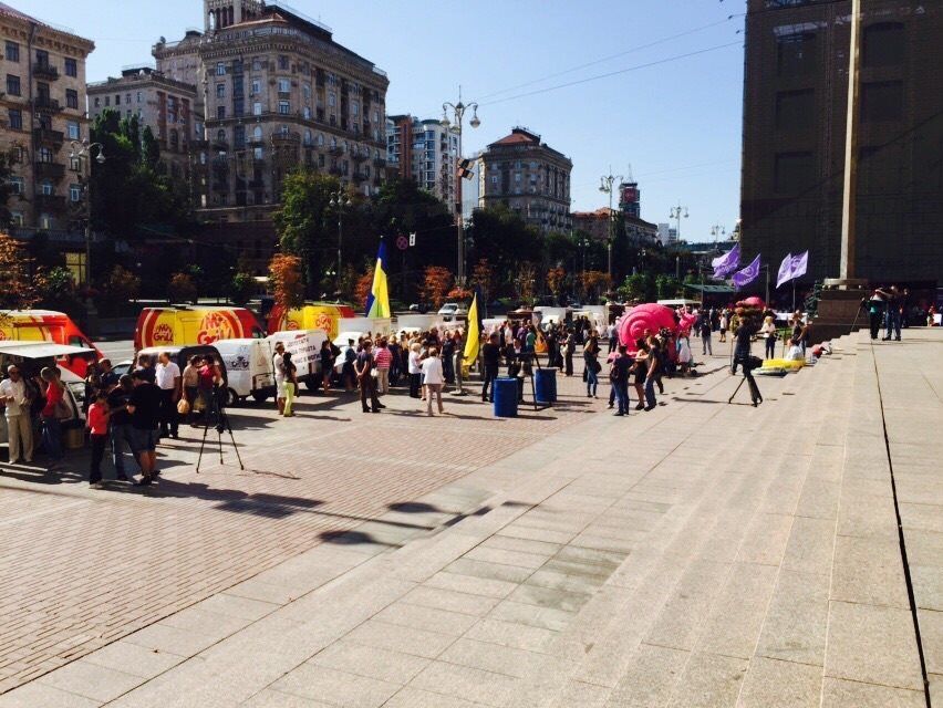 У центрі Києва зігнали на мітинг шаурма-мобілі