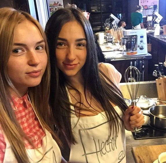 Жены футболистов "Шахтера" похвастались кулинарными фото