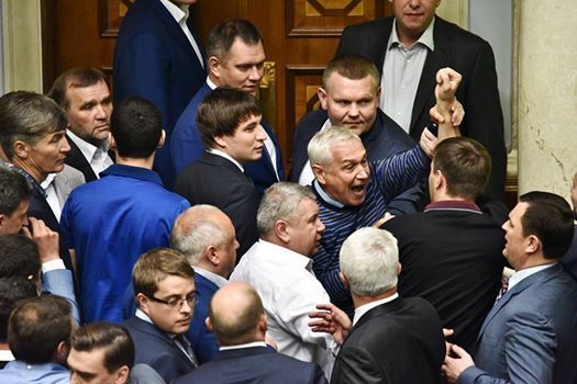 После голосования по Конституции Парасюк устроил потасовку в Раде: опубликованы фото