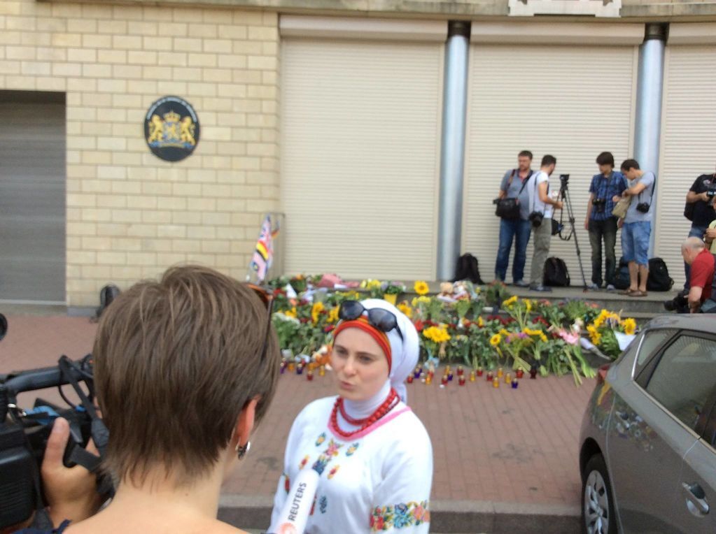 Гибель рейса MH-17: в Киеве принесли цветы под посольство Нидерландов