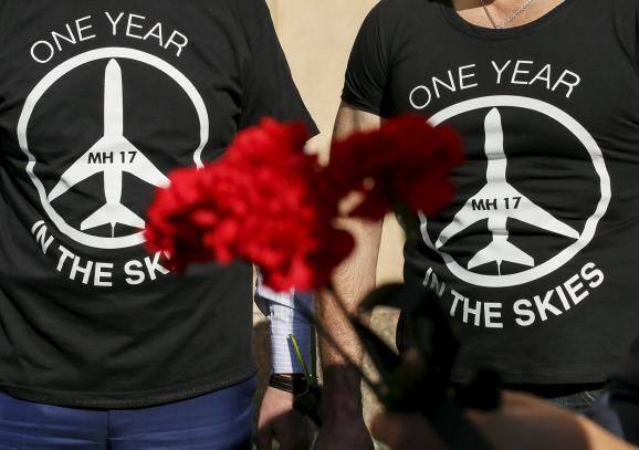 До слез! Как в мире чтили память жертв MH17: фоторепортаж