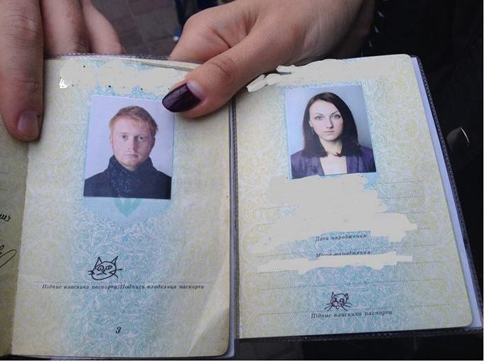 Украинцы нарисовали котов на месте подписей в паспорте: фотофакт