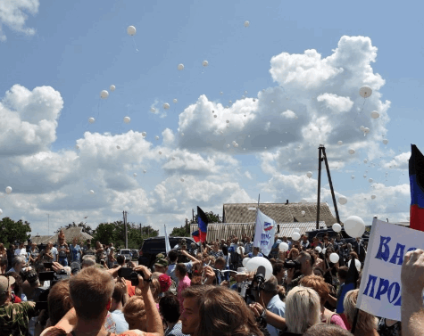 Кульки та прапори: як в "ДНР" поглумилися над жертвами збитого Boeing-777: фотофакт