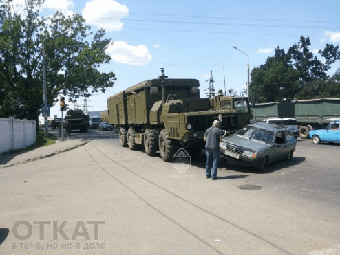 На выезде из Одессы военное авто влетело в легковушку: фото ДТП