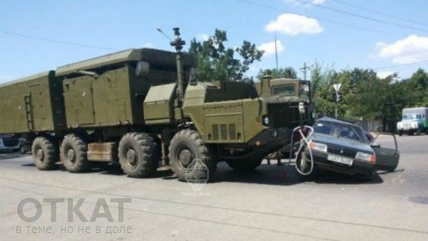 На виїзді з Одеси військове авто влетіло в легковик: фото ДТП