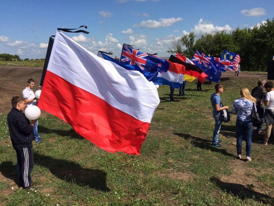 Шары и флаги: как в "ДНР" поглумились над жертвами сбитого Boeing-777: фотофакт