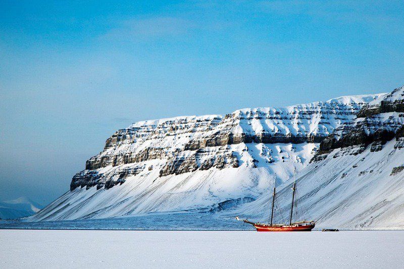 Уникальный корабль-отель, скованный льдом в океане