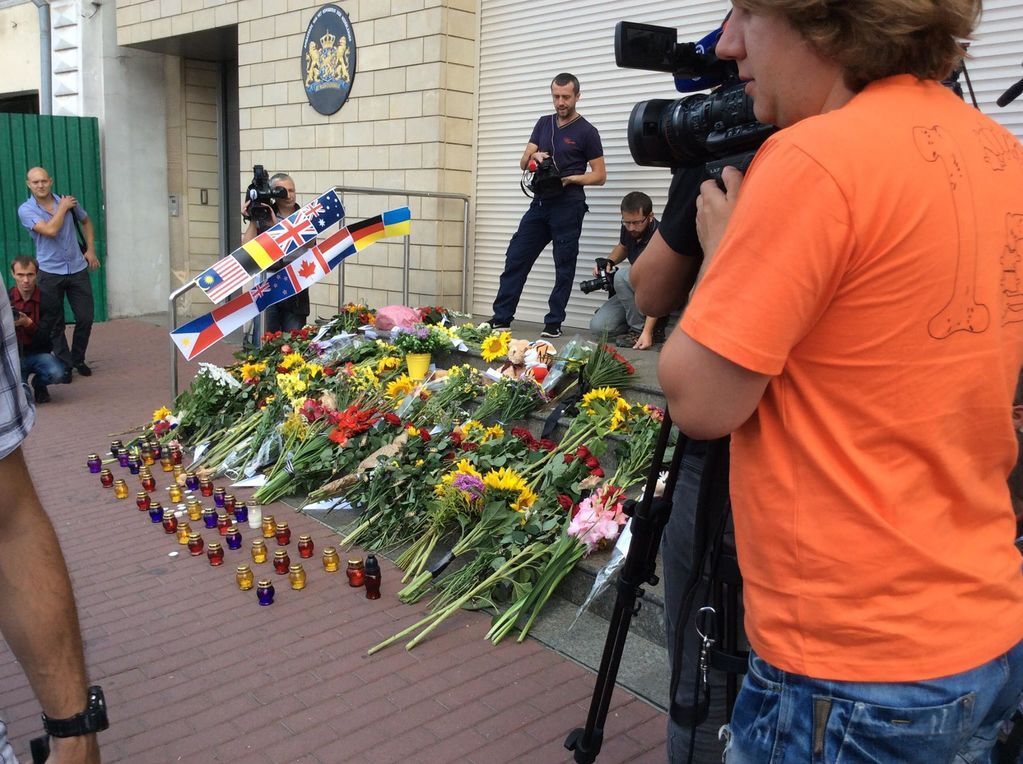 Гибель рейса MH-17: в Киеве принесли цветы под посольство Нидерландов