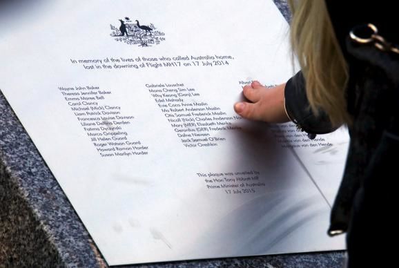 До сліз! Як у світі шанували пам'ять жертв MH17: фоторепортаж