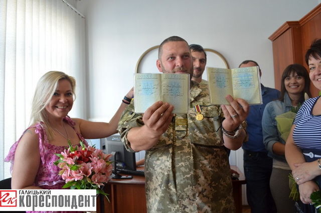 Боєць АТО зіграв весілля з волонтером: опубліковані фото і відео