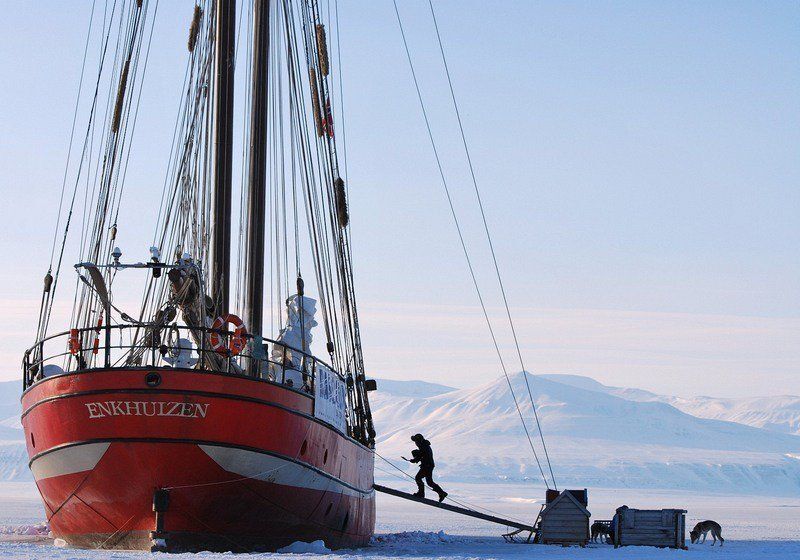 Уникальный корабль-отель, скованный льдом в океане