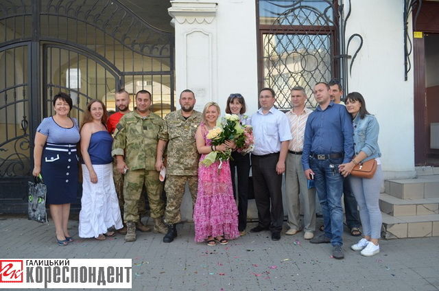 Боєць АТО зіграв весілля з волонтером: опубліковані фото і відео