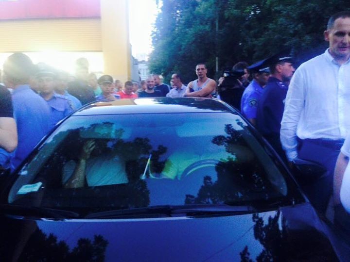 Скандал на 205-м округе: в машине Березенко обнаружены деньги и автоматные рожки с патронами