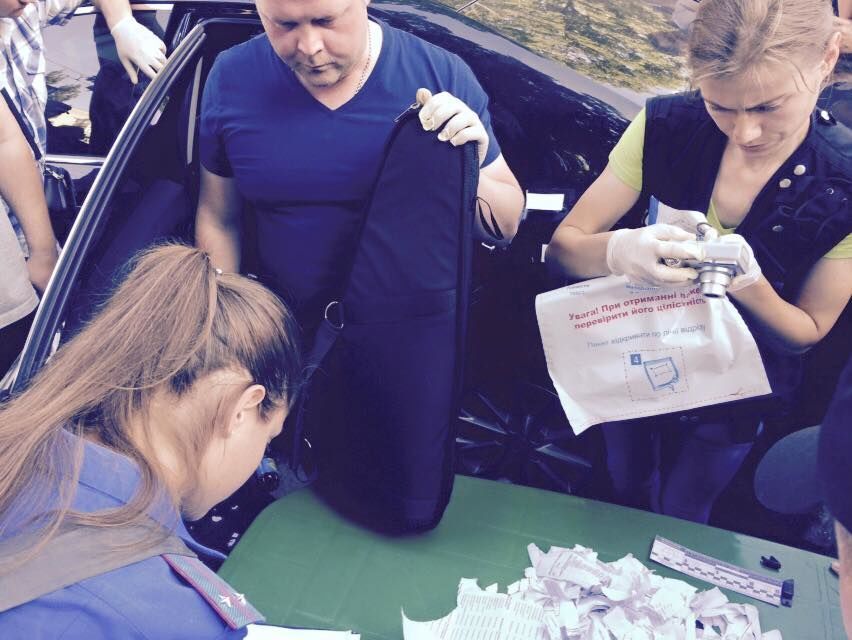 Скандал на 205-м округе: в машине Березенко обнаружены деньги и автоматные рожки с патронами